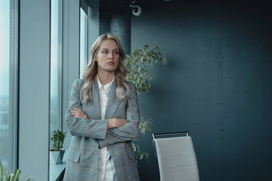 Ejecutivos de alto nivel en una reunión estratégica de negocios.