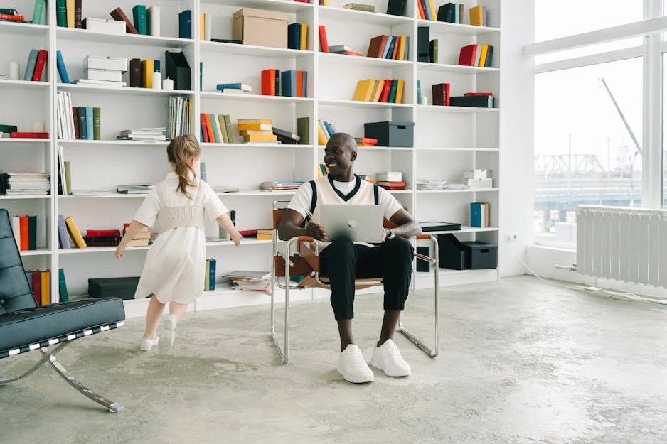 Consultor de RRHH analizando perfiles de candidatos en un portátil.